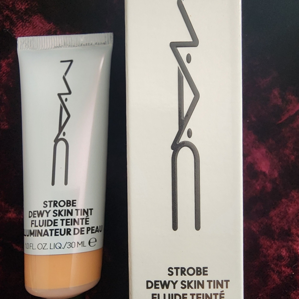 Mac cosmetics strobe dewy skin tint  color light3